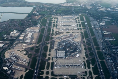 Caos en aeropuertos de Reino Unido: Falla en el control aéreo cancela más de 600 vuelos