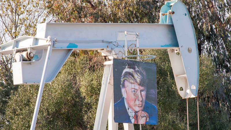 Trump invocará ley de tiempos de la Guerra Fría para aumentar extracción de petróleo en EU