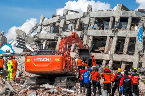 Desesperación entre víctimas tras sismo en Indonesia