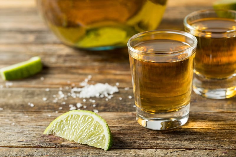 Tómate esta botella: México aplicará aranceles recíprocos a países que impongan barreras al tequila