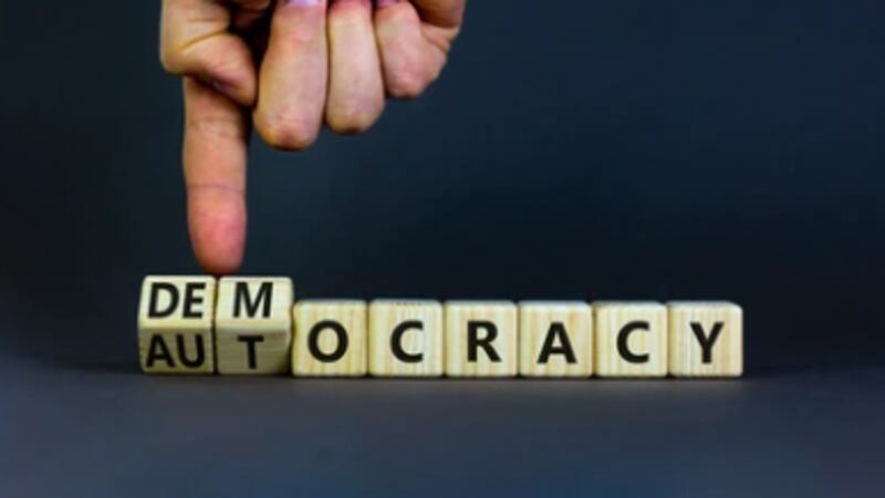 Monarquía constitucional o autocracia