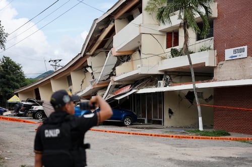 (FOTOS) Terremoto de 7.7 en Panamá colapsa edificios y deja carreteras dañadas