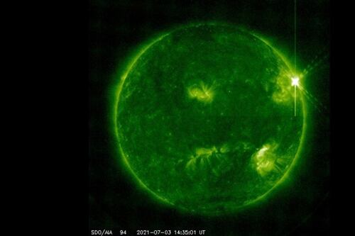 Erupción solar: NASA captura imagen de poderoso brote de radiación