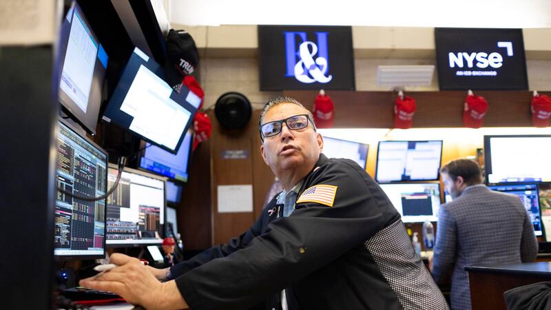 Wall Street rebota ante cierre del gobierno de EU y datos del empleo en el sector privado