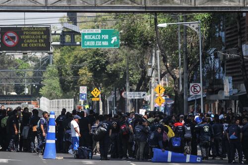 Bomberos mantienen bloqueo en Calzada de Tlalpan