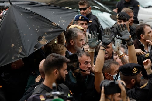 Lanzan lodo e insultos al rey de España durante visita a zona damnificada por inundaciones (fotos)