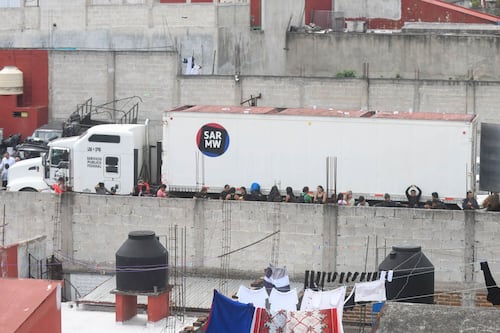 Hallan a 229 migrantes dentro de la caja de un tráiler en Veracruz: Trabajadores ‘escucharon sus gritos’