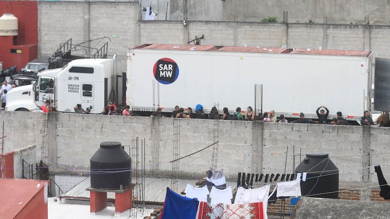 Hallan a 229 migrantes dentro de la caja de un tráiler en Veracruz