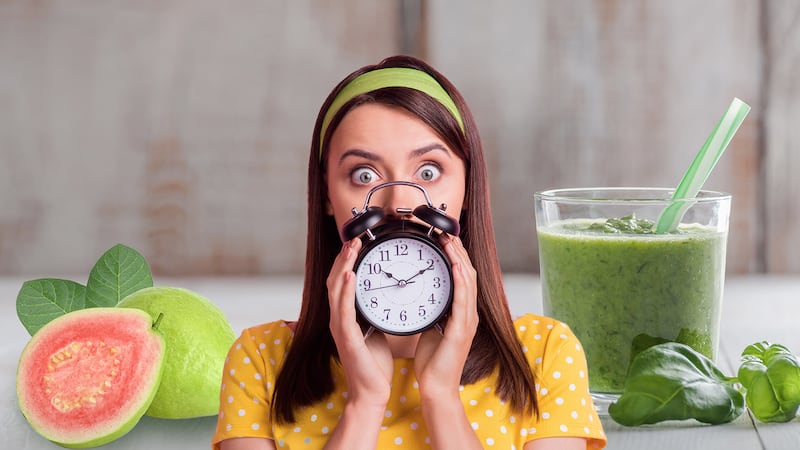 ¿Cuál es el efecto de tomar jugo de guayaba con espinacas en ayunas?