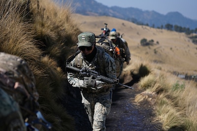 Soldados del ejército mexicano escalan el volcán Iztaccíhuatl como parte de un curso de entrenamiento de fuerzas especiales en el Parque Nacional Iztaccíhuatl-Popocatépetl, en México, el martes 10 de marzo de 2026. (Foto: AP Foto/Eduardo Verdugo)