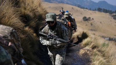 Soldados del ejército mexicano escalan el volcán Iztaccíhuatl como parte de un curso de entrenamiento de fuerzas especiales en el Parque Nacional Iztaccíhuatl-Popocatépetl, en México, el martes 10 de marzo de 2026. (Foto: AP Foto/Eduardo Verdugo)