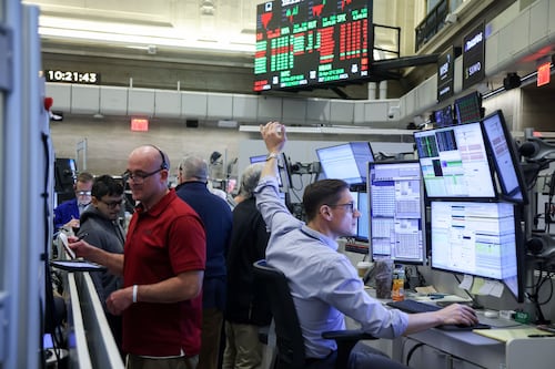 Wall Street sube pese a postura más dura de la Fed; Nasdaq lidera ganancias