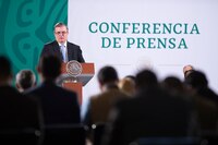 Ebrard confirma que va por presidencia en 2024 y agradece a AMLO el considerarle