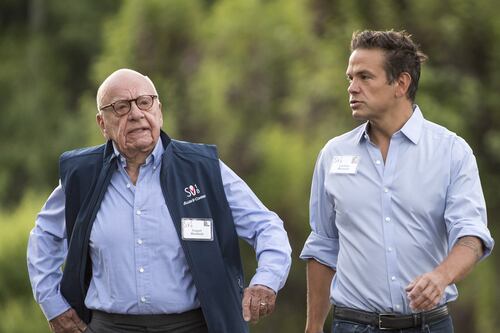 Murdoch 'corona' su carrera con venta multimillonaria a Disney