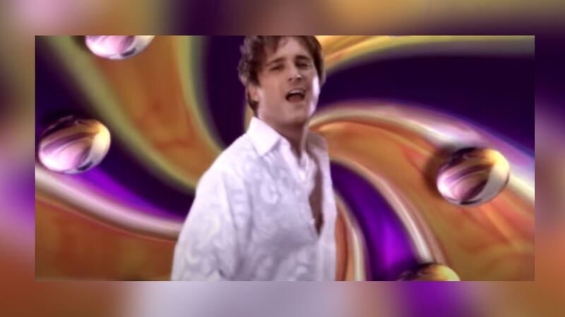 ‘Cómo es posible que a mi lado’: Diego Boneta recrea icónico video de Luis Miguel