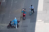 Shanghái hará test masivos de COVID antes de relajar medidas de confinamiento