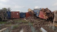 Tren de carga se descarrila en La Barca, Jalisco: Hay 50 contenedores dañados y no se reportan heridos