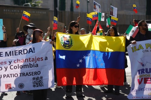 ‘Basta de agresiones y chantajes’: Protestan en embajada de EU en CDMX tras captura de Maduro