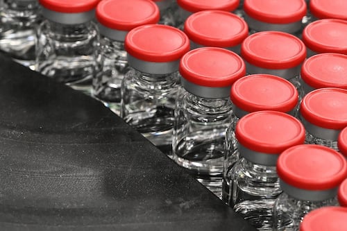 Efectividad y luego error en manufactura... Las dudas se acumulan para vacuna de AstraZeneca que se envasará en México