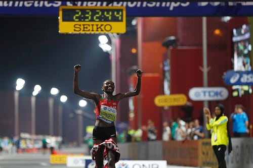 Keniana Ruth Chepngetich gana maratón en Mundial de Atletismo