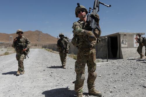 Diálogo entre EU y Talibán busca el retiro de 20 mil militares