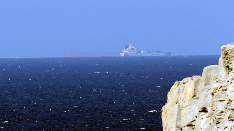 Irán se retracta y cierra completamente estrecho de Ormuz: Dispara contra barcos por bloqueo de EU