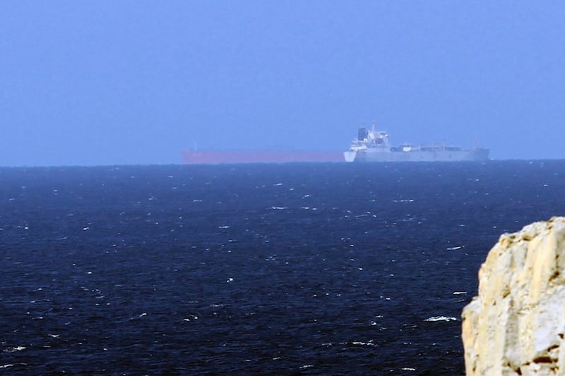 Irán se retracta y cierra completamente estrecho de Ormuz: Dispara contra barcos por bloqueo de EU