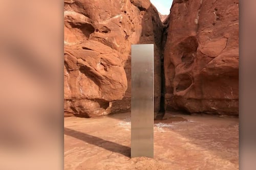 ¿2001: Odisea del espacio? Hallan 'misterioso' monolito metálico en el desierto de Utah