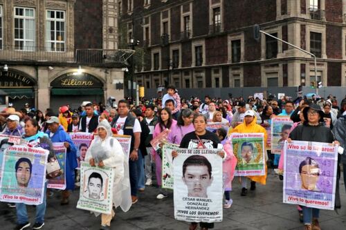 Marcha por Ayotzinapa: Padres de los 43 normalistas llegan al Zócalo para protestar por los estudiantes