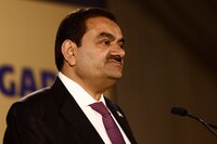 Desde Malasia hasta Walmart: Estos son los afectados por el ‘derrumbe’ de Gautam Adani