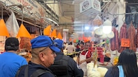 Hallan a hombre muerto dentro del mercado de la Merced; quedó atrapado en una coladera