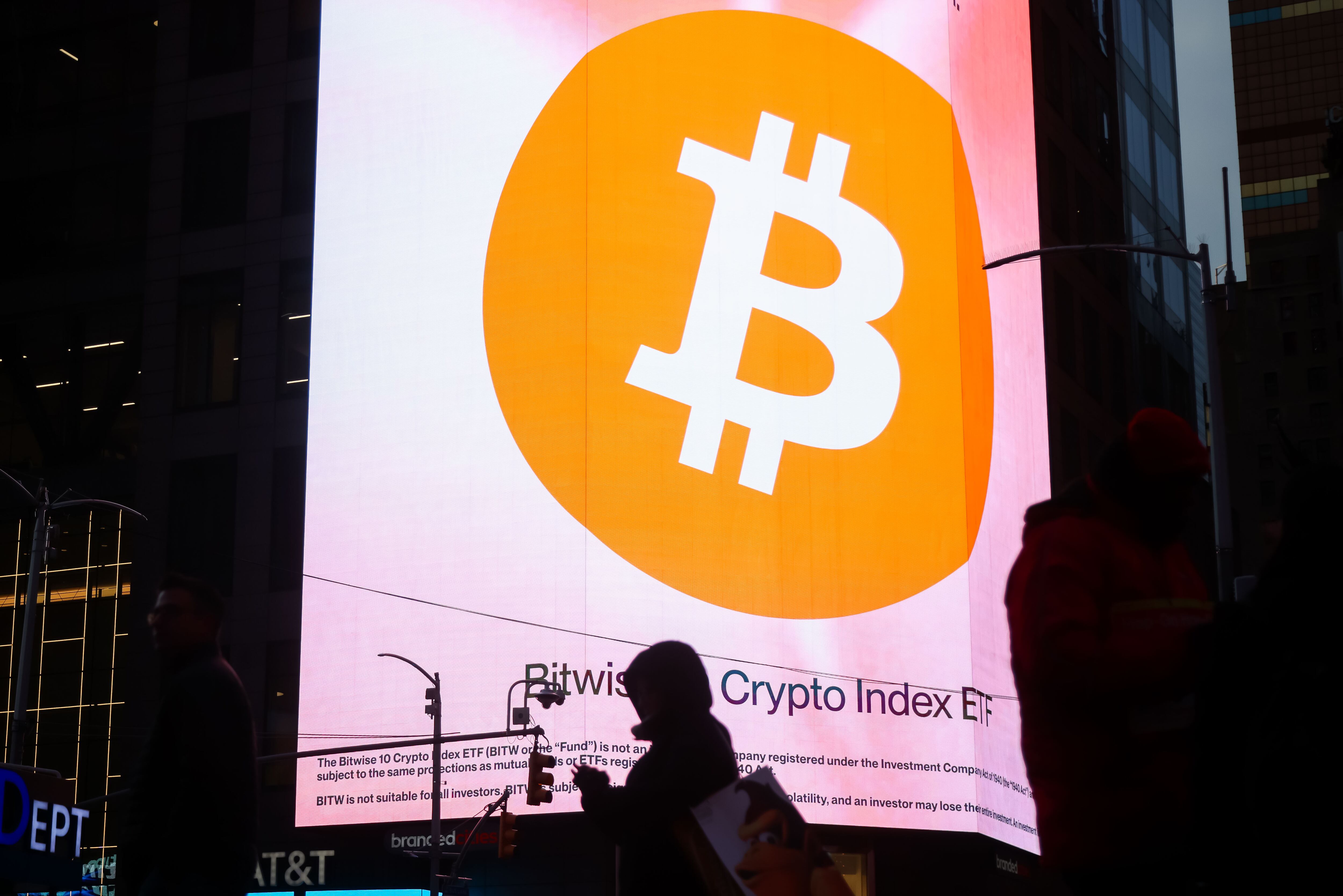 Bitcoin cae a menos de 90 mil dólares previo: ¿Tendrá un repunte por Año  Nuevo? – El Financiero