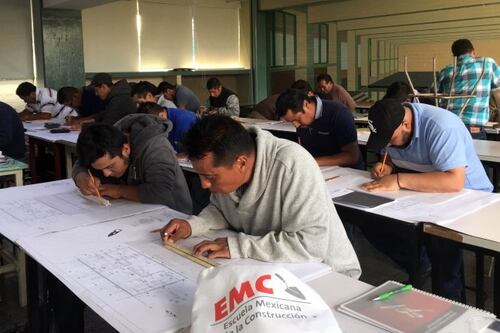 UNAM celebra a los albañiles con certificación para interpretar planos