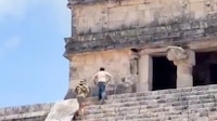 VIDEO: Turistas extranjeros escalan el templo de Kukulkán y desatan indignación de mexicanos