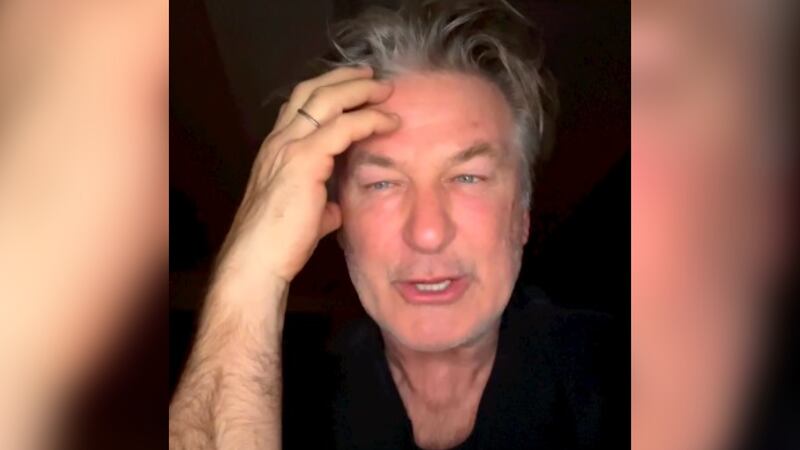 Caso Alec Baldwin: La policía revela videos y fotos en el set de ‘Rust’ tras el disparo