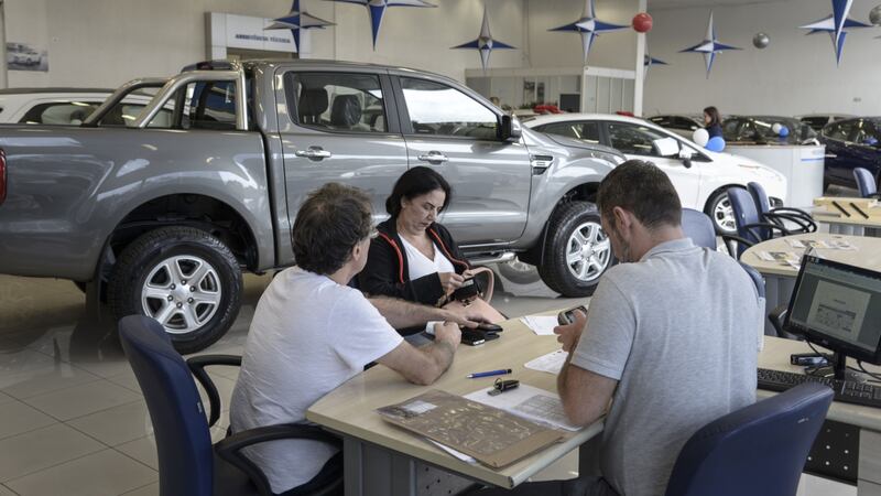 Esto es lo que le debes de pagar al SAT si compras o vendes un auto nuevo o usado