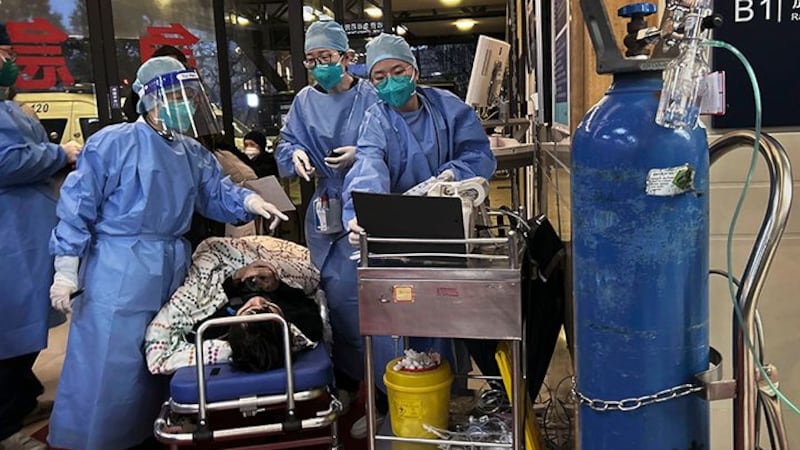 COVID en China: Muertes y casos graves ‘oficiales’ bajan más del 70%