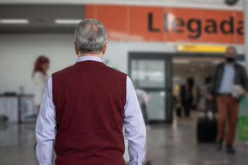 ‘Estoy cansado ya’: Pedro Sola se queja desde el Aeropuerto de Guadalajara