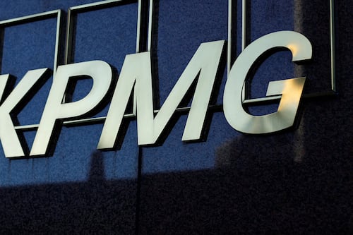 Regulador de EU multa a KPMG con 50 mdd por alterar auditorías y hacer trampa en exámenes