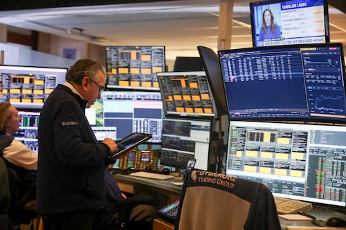 Wall Street rompe récords: Tregua entre EU e Irán impulsa mercados y petróleo; así cierra HOY