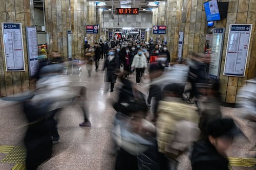 Economía mundial desacelera con inflación a la alza