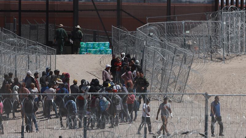 Migrantes ‘viven el sueño americano’: 400 personas cruzan por la fuerza a EU desde Ciudad Juárez