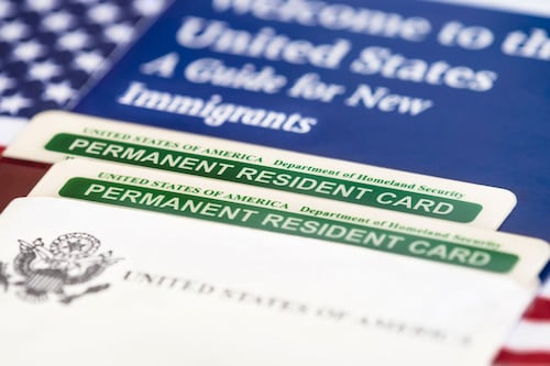 Trabajadores migrantes con ‘green card’ ya no podrán pedir préstamos oficiales de EU