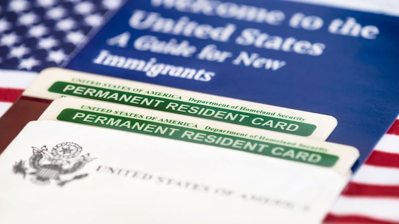 Migrantes que soliciten ‘green card’ ya no deberán salir de EU para pedirla: DHS calma a empleadores