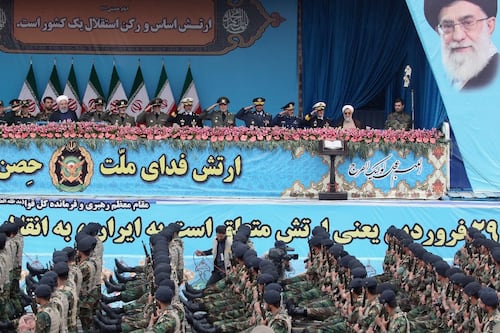 Irán se pone ‘bravo’: Amenaza con atacar más allá del Medio Oriente si EU reanuda los bombardeos