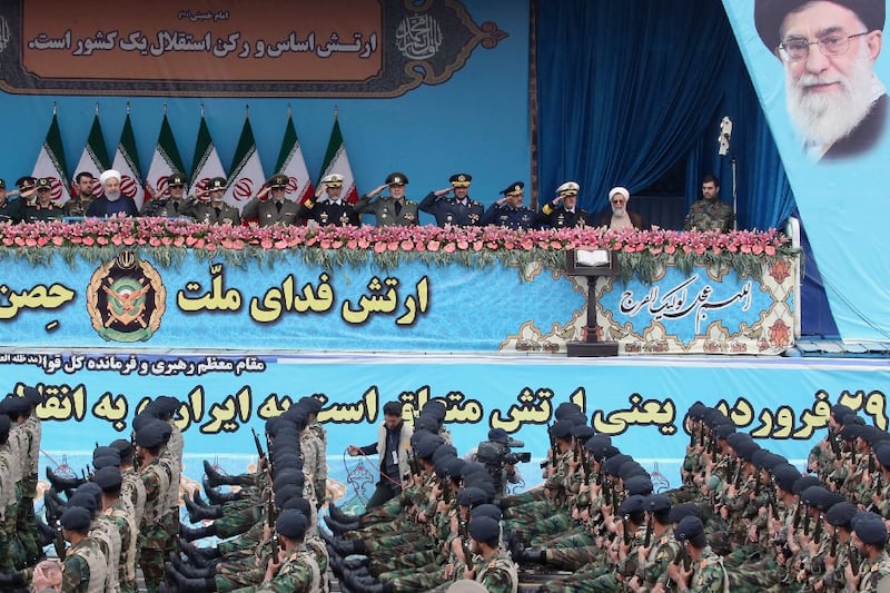 Irán se pone ‘bravo’: Amenaza con atacar más allá del Medio Oriente si EU reanuda los bombardeos