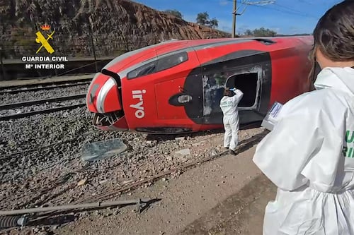 Sube a 40 los muertos por choque de trenes en España: Accidente apunta a posible rotura de vía