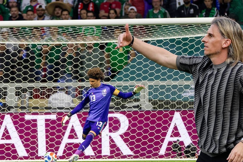 ¡Y ustedes preocupados! DT de Ecuador elogia a México previo al partido de 16vos: ‘Es una potencia’