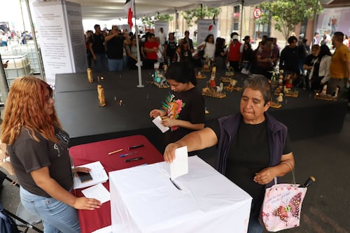 La campaña empezó, el árbitro observa