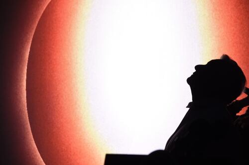 Eclipse total de Sol ‘oscurece’ la ‘mañanera’: ‘Es un privilegio vivir para contarlo’, dice AMLO